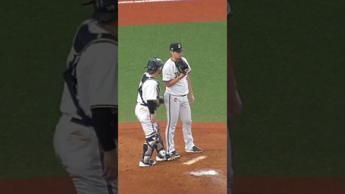 山田 修義 & 森 友哉　ホームに背を向け打ち合わせ　#オリックスバファローズ #shorts