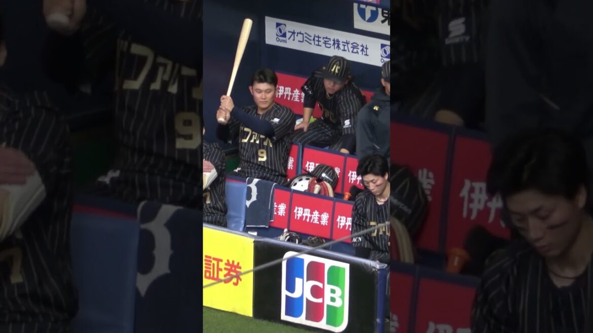 野口のタオルを拾う宮城大弥 #オリックスバファローズ #野口智哉 #宮城大弥