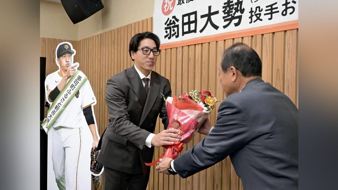 ＷＢＣ 「 侍ジャパン 」入り 発表の日、巨人・ 大勢 投手がふるさとで…町イメージしたネクタイ受け取り「目標はリーグVと日本一」 : 読売新聞