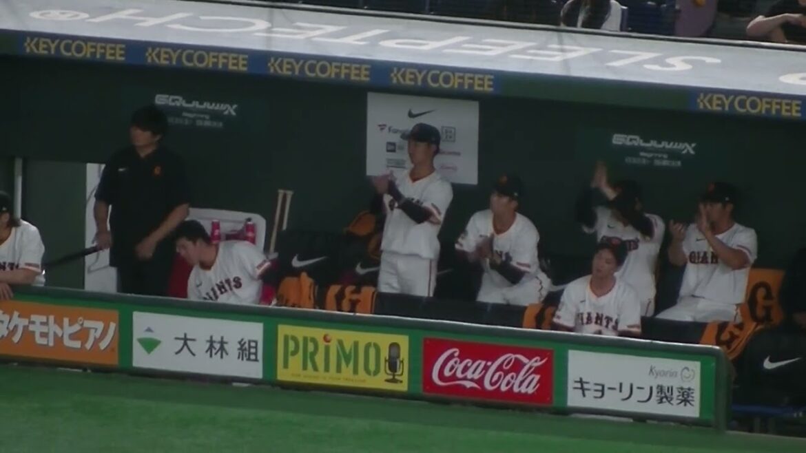 中山礼都のヒットに喜ぶ門脇誠など（読売ジャイアンツ対 西武ライオンズ 2025年6月20日）