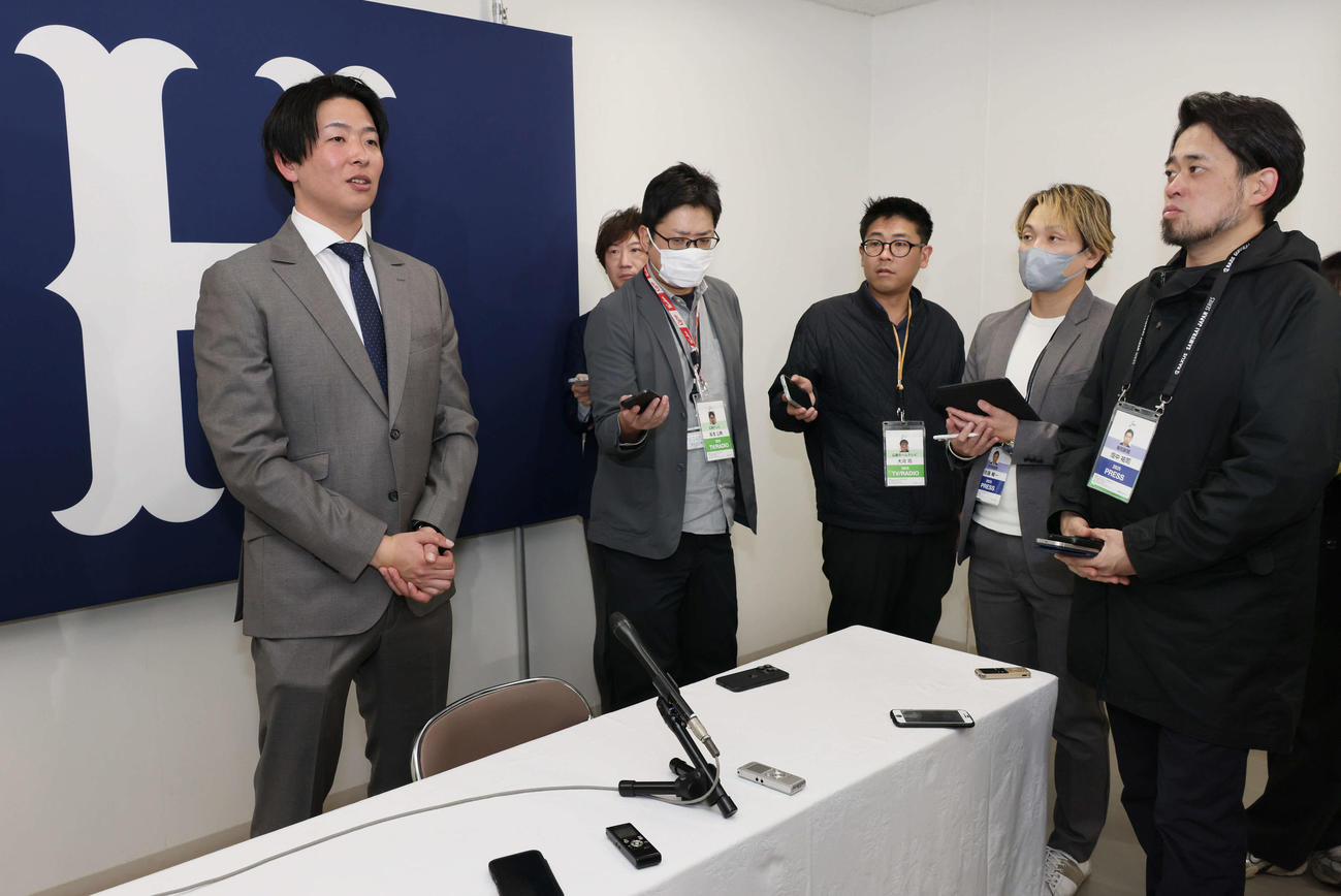 11月26日　契約更改後、会見する