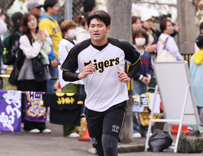 秋の秋季キャンプでクロスカントリー走する伊藤