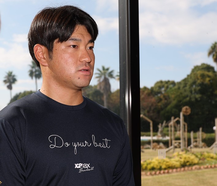 契約更改を終えた伊藤稜は取材に応じる