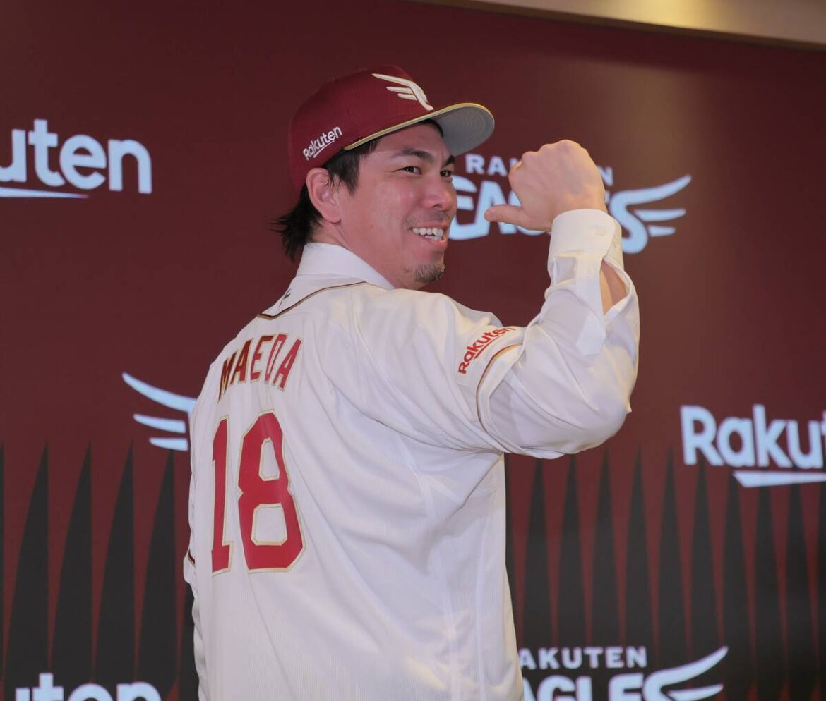 笑顔でポーズする前田健太（カメラ・岡野　将大）