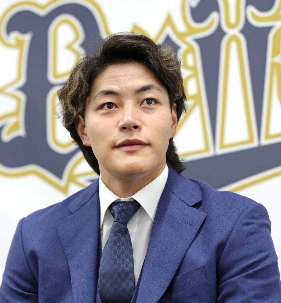 契約更改を終えて、会見を行う麦谷祐介（カメラ・義村　治子）