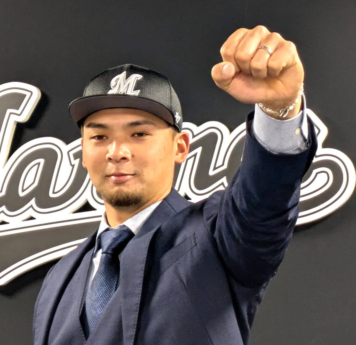 井上は新入団会見後、ガッツポーズを決めた