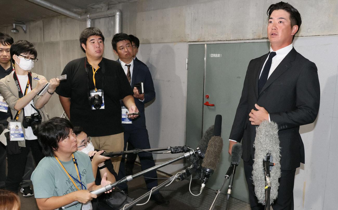 10月1日、戦力外通告され会見に臨む