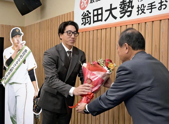 吉田町長（右）から花束を受け取る大勢投手（兵庫県多可町で）