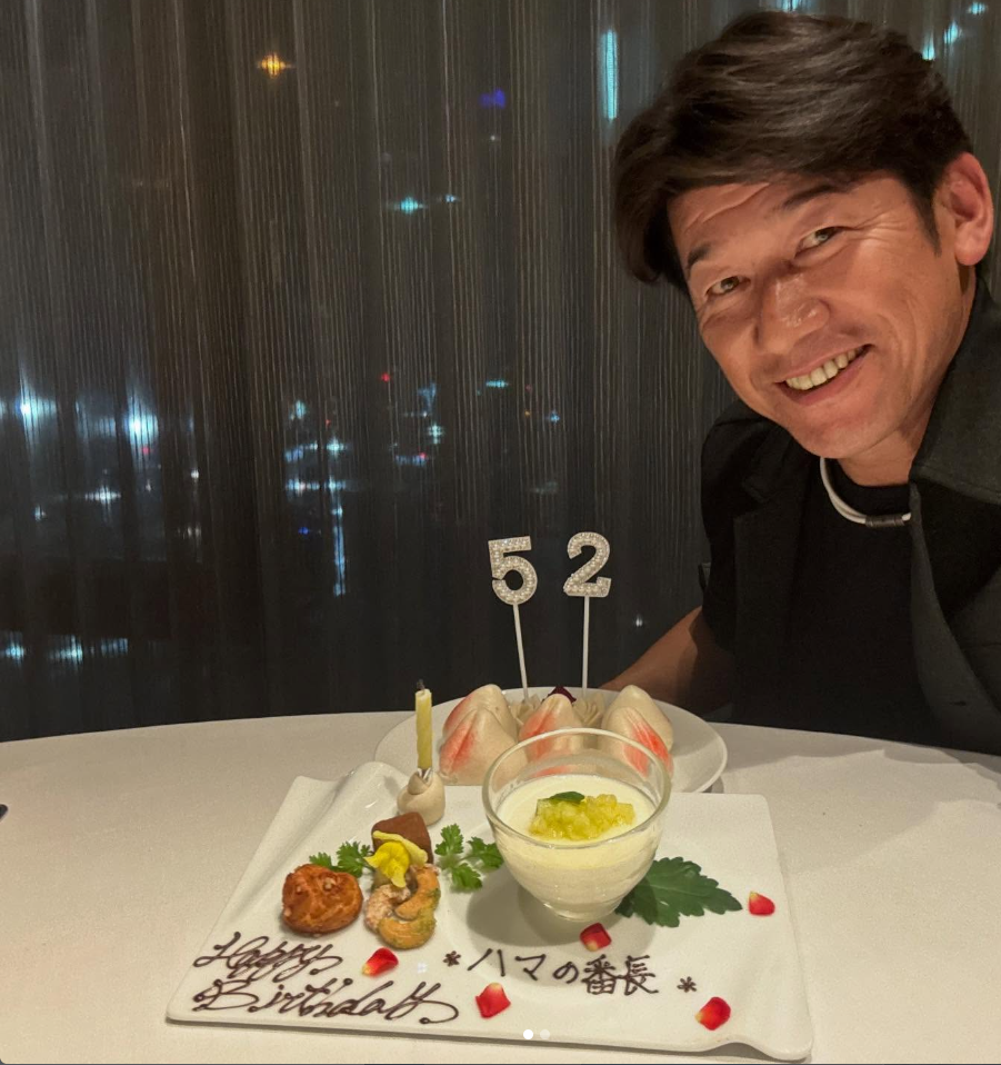 三浦大輔、52歳の誕生日を報告 笑顔のバースデーショットに祝福の声続々 | 話題の投稿 | スポーツブル (スポブル) 三浦大輔、52歳の誕生日を報告 笑顔のバースデーショットに祝福の声続々 | 話題の投稿 | スポーツブル (スポブル)