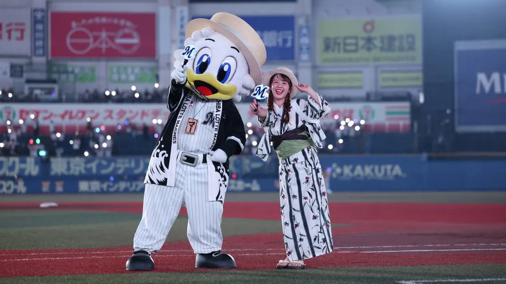 マーくん（左）とHONOKAさん　©C.L.M.