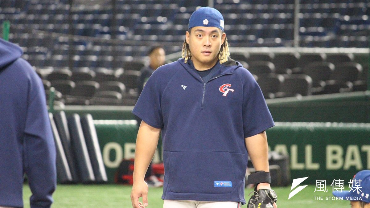 ソフトバンク入団会見の場で、味全ドラゴンズのジリ・ジラオ・ゴングァン選手が徐若熙選手を祝福し、ユーモアを交えた自己アピールで会場を沸かせた。(写真/黃信維撮影) ソフトバンク入団会見の場で、味全ドラゴンズのジリ・ジラオ・ゴングァン選手が徐若熙選手を祝福し、ユーモアを交えた自己アピールで会場を沸かせた。(写真/黃信維撮影)