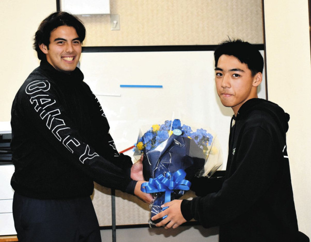 オリックス ドラフト育成2位・マシュー投手　台東・駒形中の母校で交流