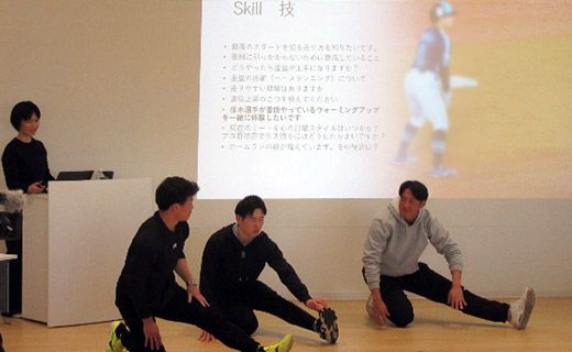 学生と一緒にストレッチをする並木選手