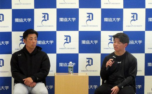 学生からの質問に答える様子