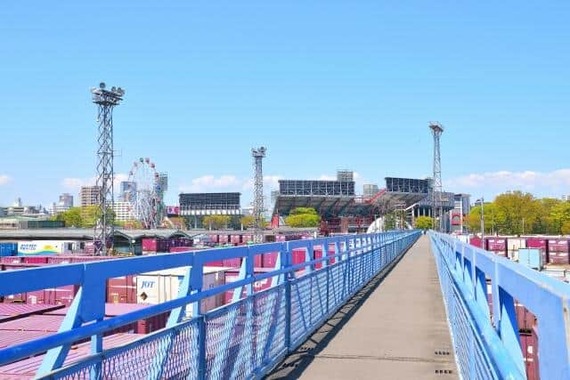 奥に東北楽天ゴールデンイーグルスの本拠地・楽天モバイルパーク宮城
