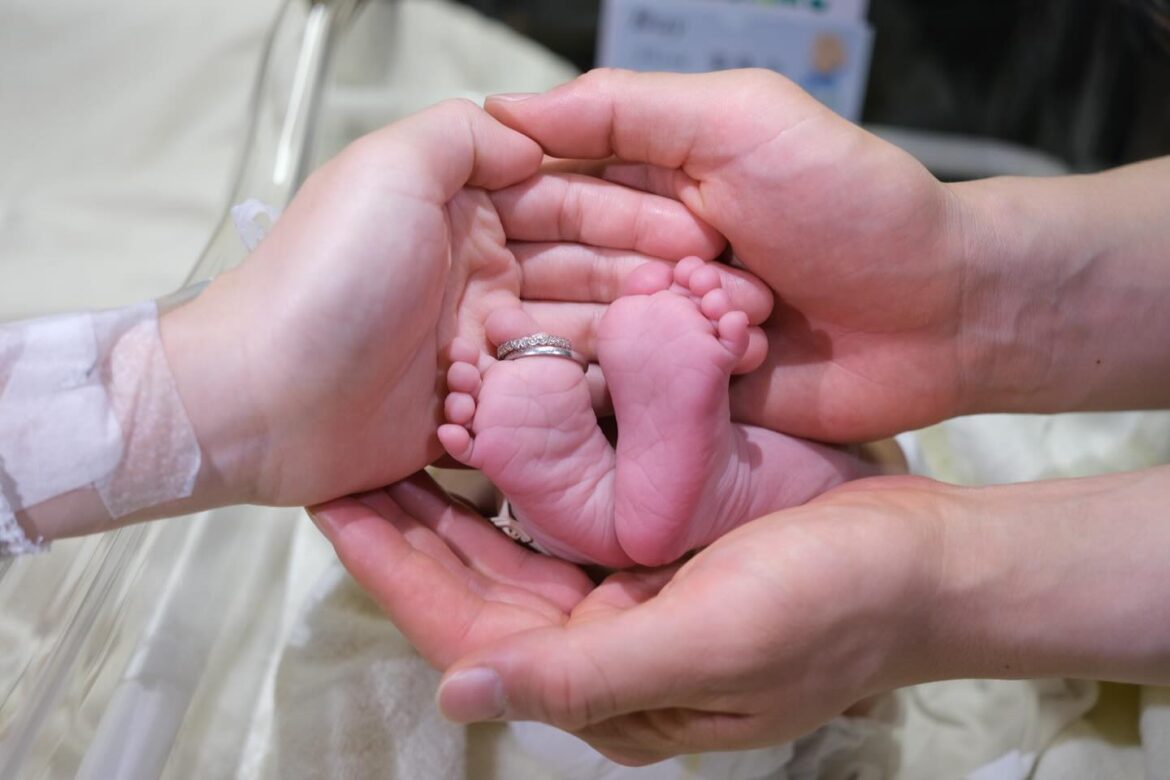 日本ハム・北山亘基が第一子誕生を報告　赤ちゃんの足を夫婦で包む写真に祝福の声 | 話題の投稿 | スポーツブル (スポブル)