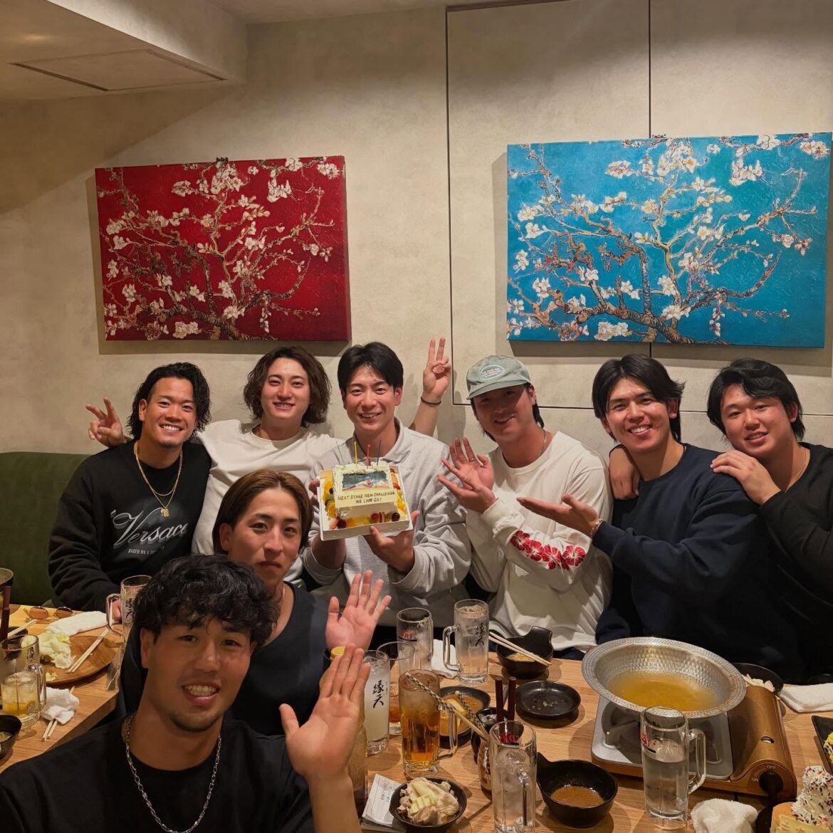 清水優心、松本剛選手会長をみんなで労う。 | 話題の投稿 | スポーツブル (スポブル)