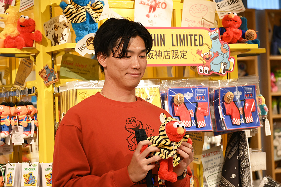 「セサミストリートマーケット」のお気に入りグッズを選んだ湯浅京己投手。やっぱり虎柄に...（12月3日・阪神梅田本店）