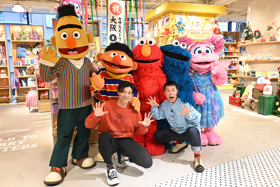 「セサミストリートマーケット」オープニングイベントにエルモたちも（12月3日・阪神梅田本店）
