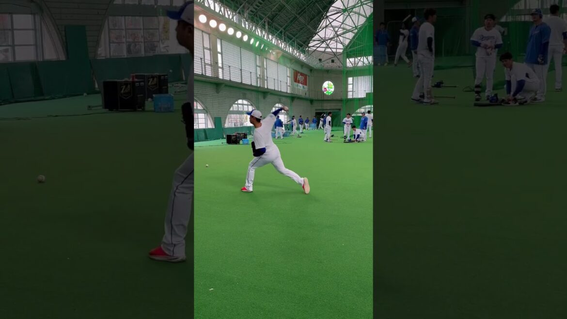 後ろの４人組が見守りながら投げる松山晋也投手 #中日ドラゴンズ #沖縄キャンプ #春季キャンプ2025 #北谷 #松山晋也