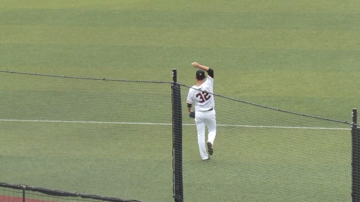 トライアウト〜お昼休憩中 巨人 鈴木康平がキャッチボール（2024年11月14日 プロ野球合同トライアウト ）