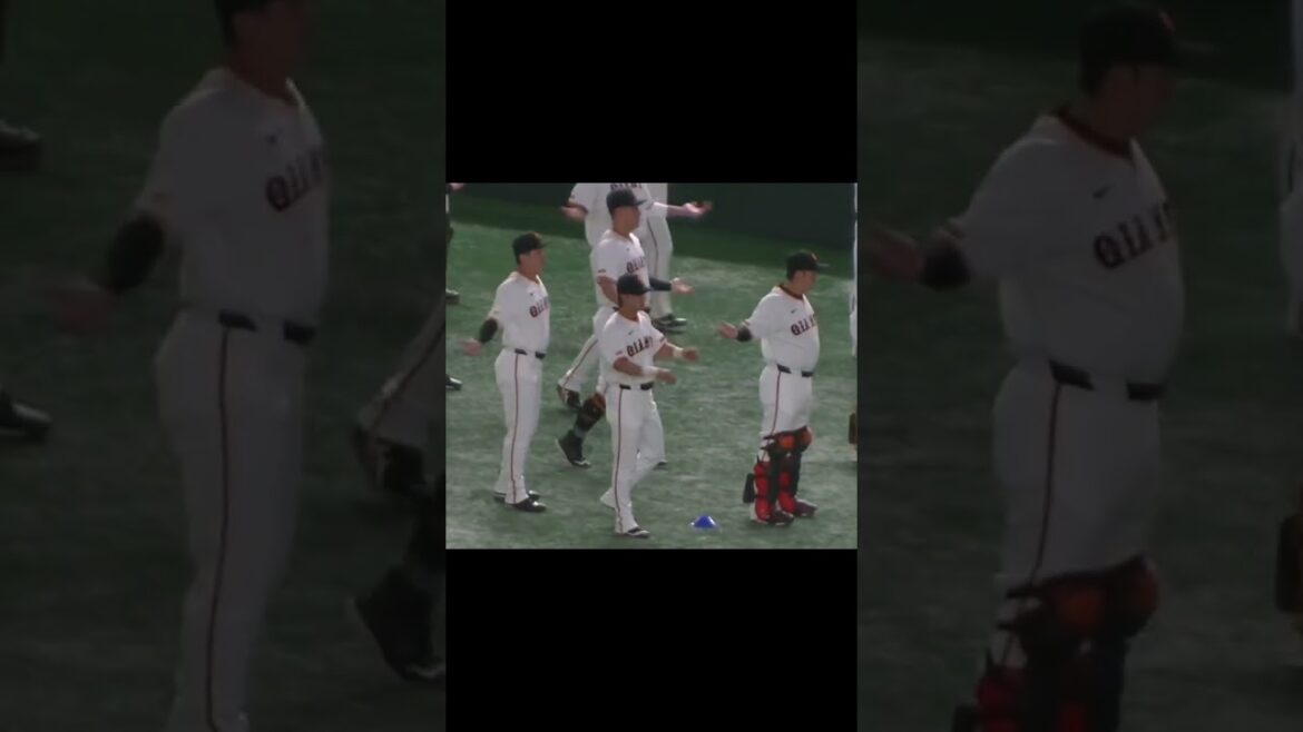 ウォーミングアップする岡本和真など（読売ジャイアンツ 対 横浜DeNAベイスターズ 2024年10月2日） #巨人 #読売ジャイアンツ #岡本和真