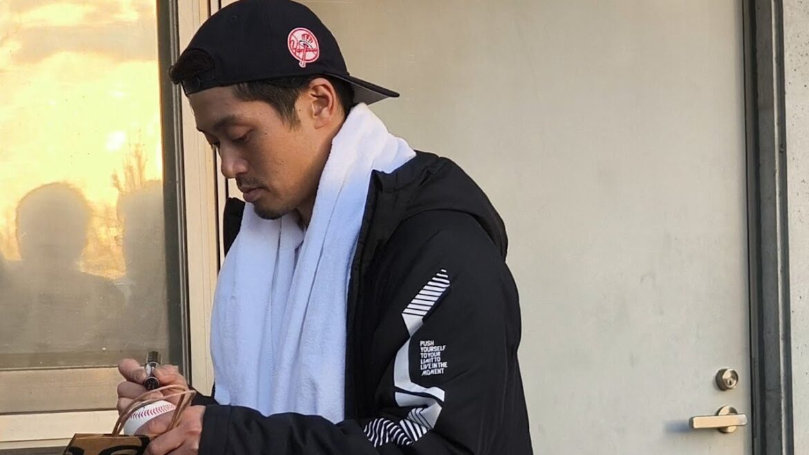 サインをする阪神タイガースの坂本誠志郎選手！東京ヤクルトスワローズ合同自主トレーニング2026！ 1/10松山中央公園