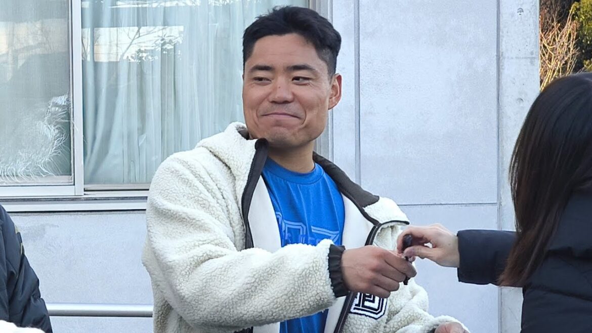 サインをする中村悠平選手！東京ヤクルトスワローズ合同自主トレーニング2026！ 1/10松山中央公園