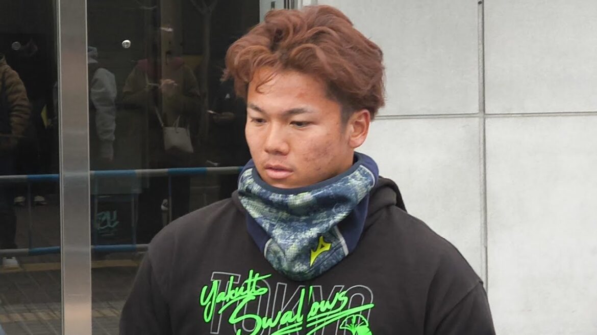 サインをする橋本星哉選手、矢野泰二郎選手、古賀優大選手！東京ヤクルトスワローズ合同自主トレーニング2026！ 1/12松山中央公園