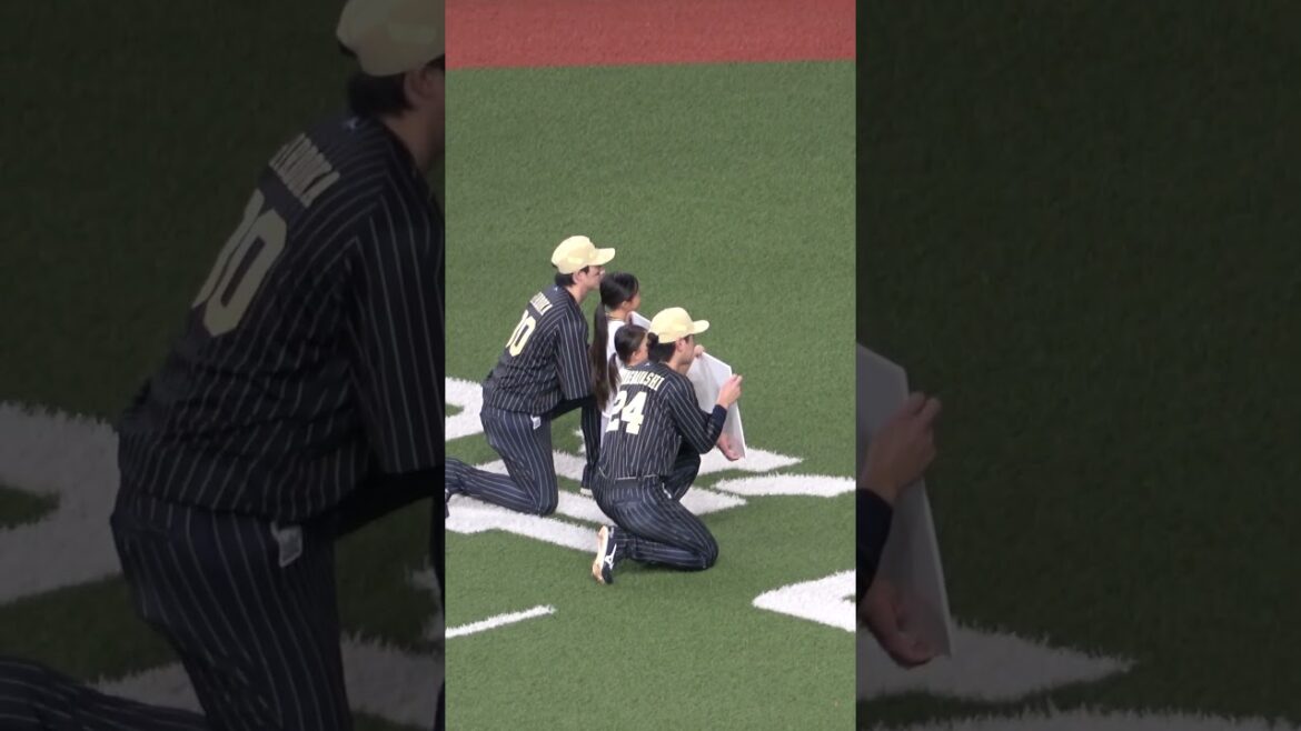 子どもに目線を合わせて話しかける紅林と廣岡 #紅林弘太郎 #廣岡大志 #オリックスバファローズ