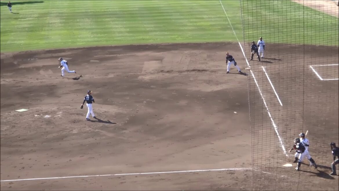 岩井俊介 vs 緒方理貢、盗塁を阻止する嶺井博希（ホークス2025春季キャンプ・紅白戦）