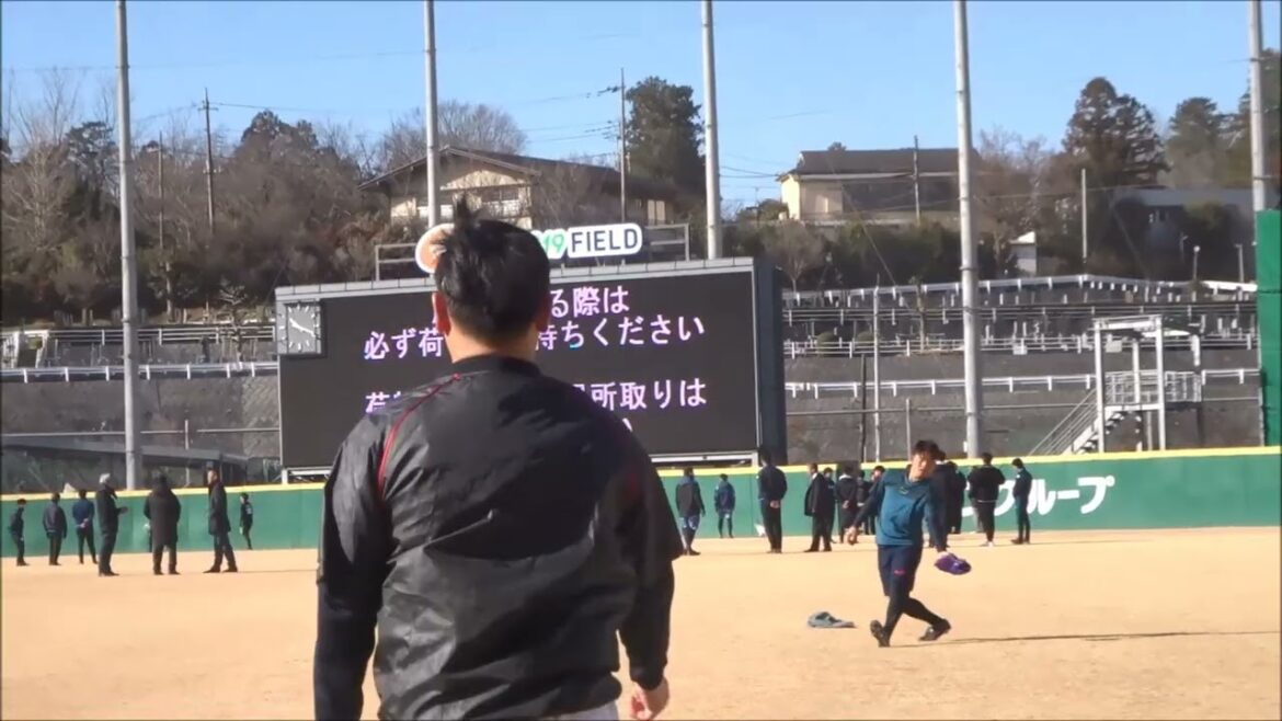 豆田泰志投手（西武ライオンズ）、自主トレでのキャッチボール