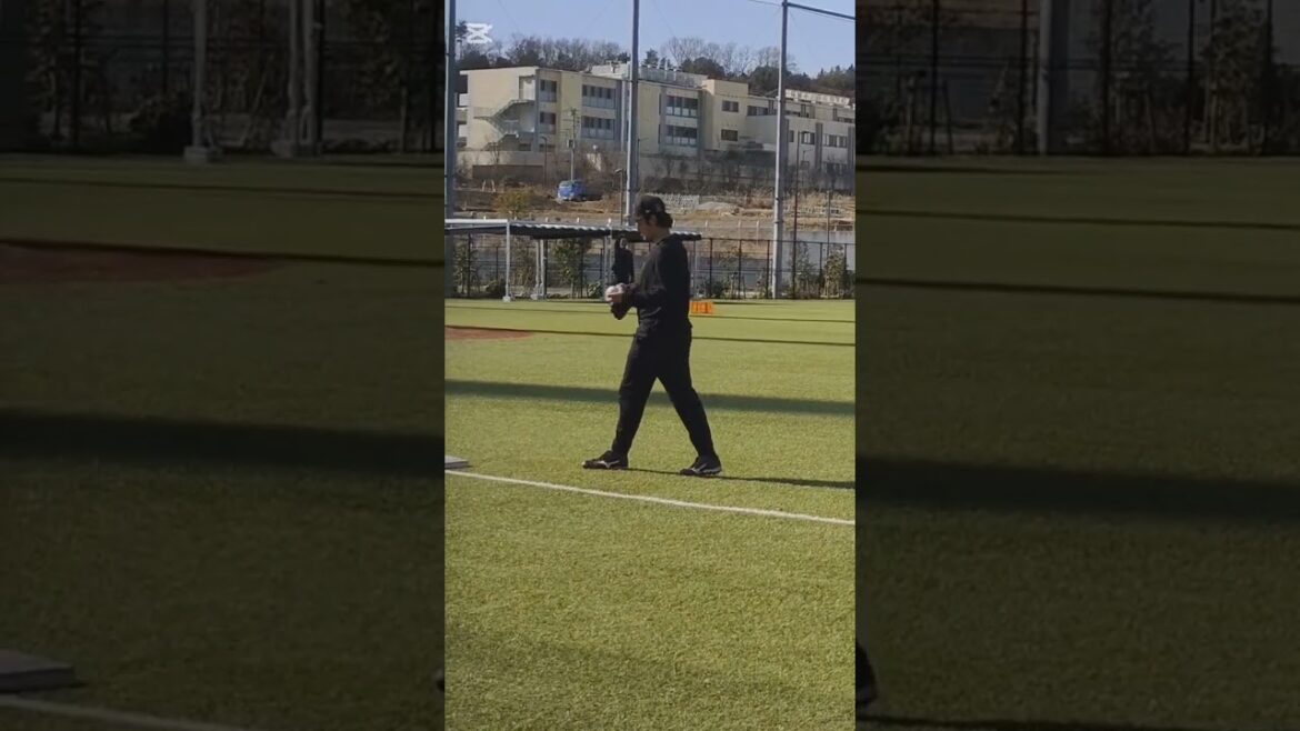 【GIANTS】 #石川達也 投手と #田村朋輝 投手のキャッチボール #shorts #巨人 #ジャイアンツ #自主トレ #プロ野球