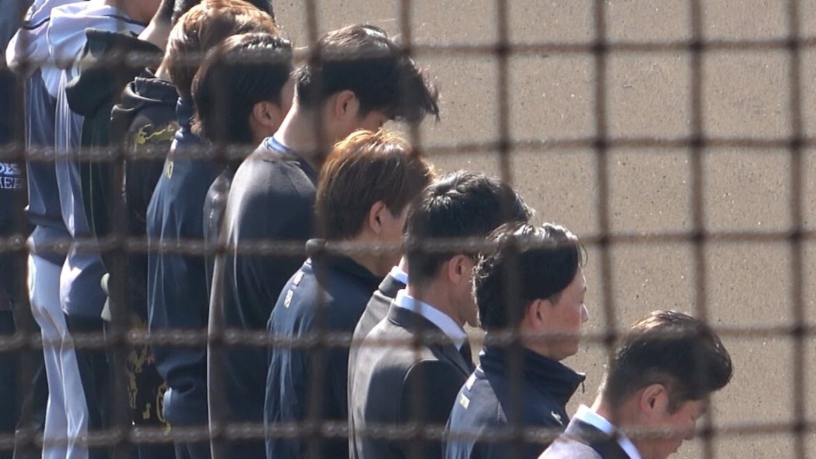 阪神淡路大震災から31年、哀悼の意を示し黙祷するオリックスの選手たち