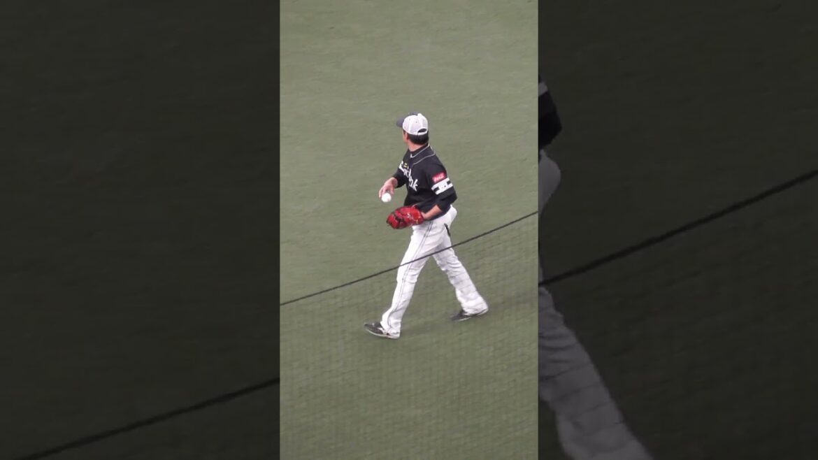 張本 優大 ﾌﾞﾙﾍﾟﾝ捕手 ー 髙谷 裕亮 ｺｰﾁ　お役目交代シーン　#福岡ソフトバンクホークス #shorts