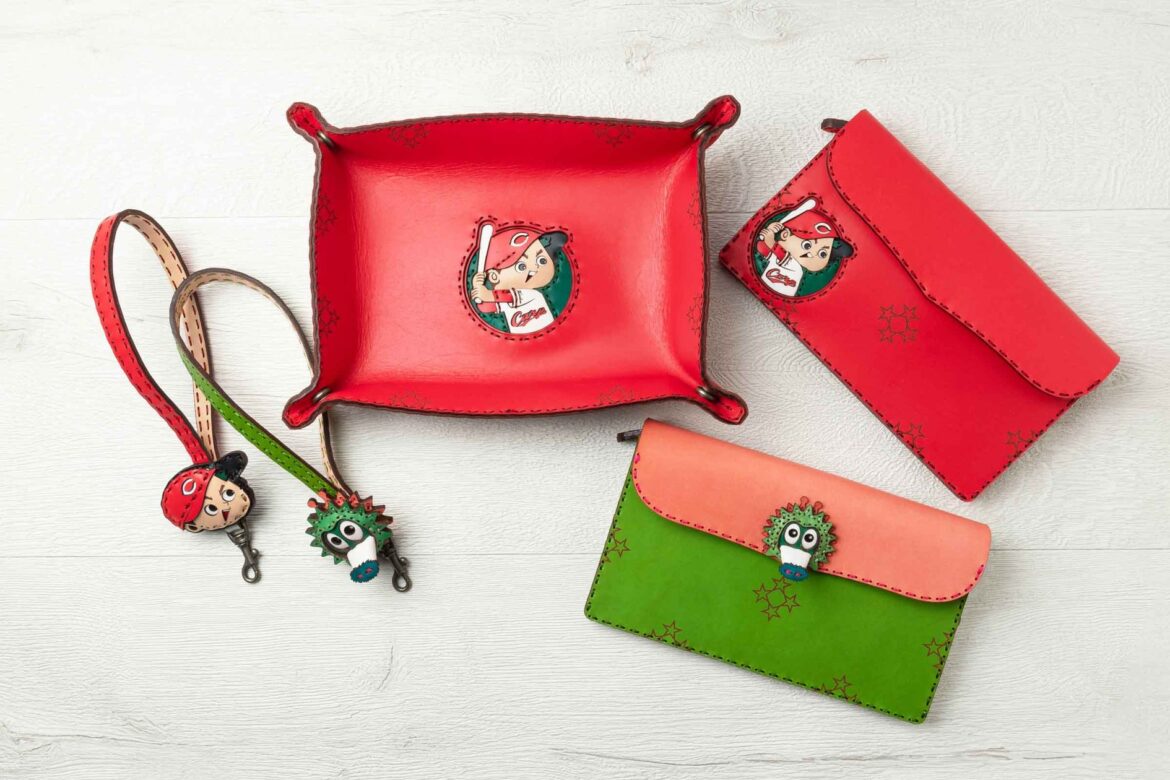 プロ野球球団「広島東洋カープ」とハンドメイドレザーブランド OJAGA DESIGN とのコラボレーションによる 新作レザーアイテムの登場です ＜新作＆復刻商品 全26アイテムが一挙に登場＞