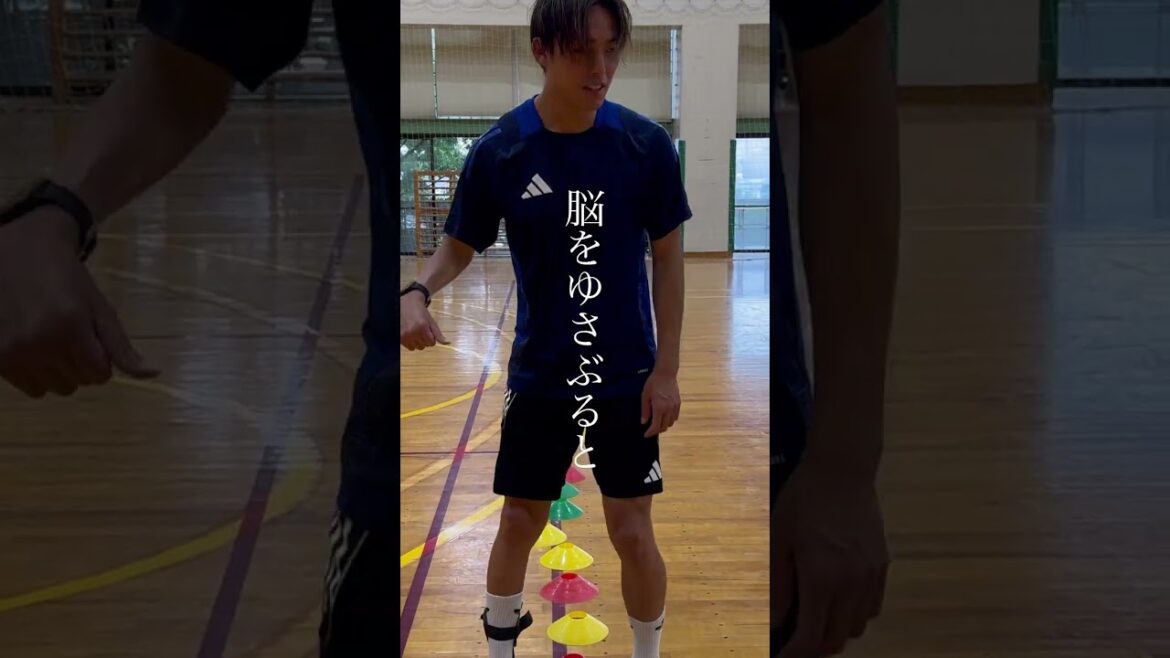左足を着けろ。右足。脳をゆさぶると。できるようになる。#ノーミングアップ #サッカー #脳性麻痺