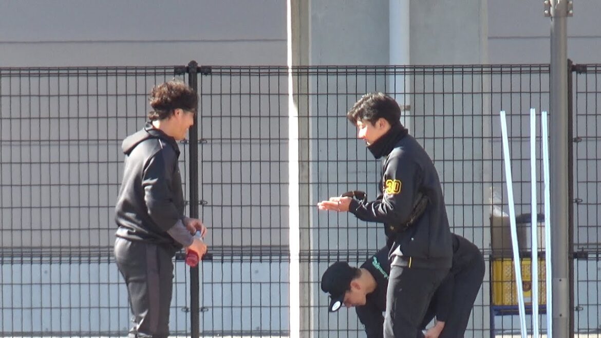 【お年玉くださいww】大山先輩に笑顔で挨拶をする門別投手と今朝丸投手！大先輩に何かくださいとちょける姿がかわいらしいwww【阪神新人合同自主トレ】2026.1.21