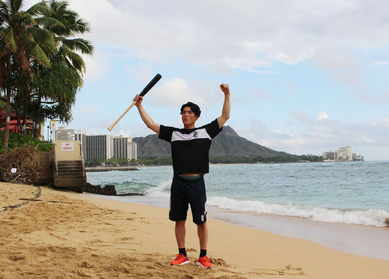 優勝旅行のハワイでダイヤモンド・ヘッドを背にバットを手にポーズを決める高寺