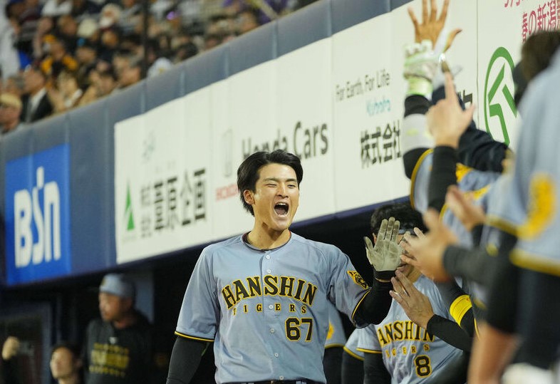 5月13日、DeNA対阪神 9回表阪神2死、右越えソロ本塁打を放ちナインの出迎えを受ける高寺