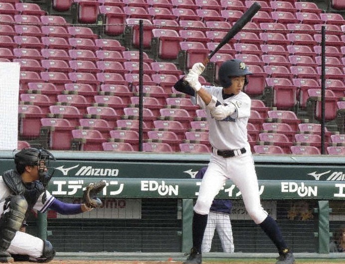 高川学園リトルシニア時代に試合で打席に入る（本人提供）
