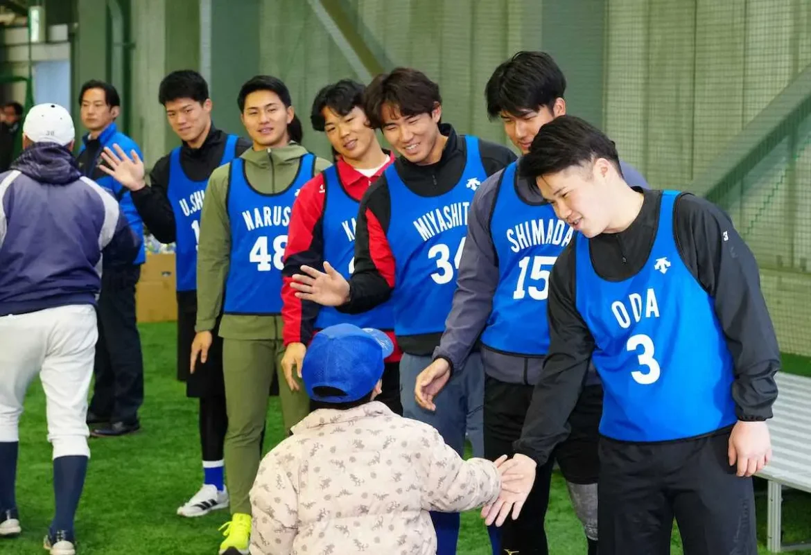 DeNA「ルーキーズ」が横須賀市歓迎式に出席　地元野菜提供にドラ1小田「肉も野菜も」と食欲アピール - スポニチ Sponichi Annex 野球