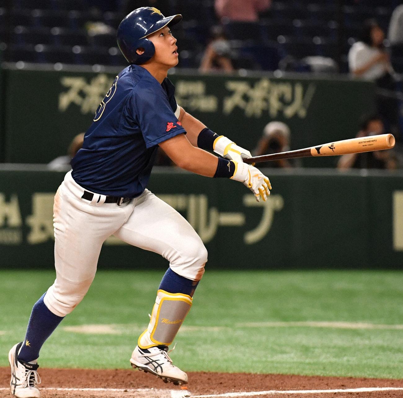 2年春の東京新大学リーグで首位打者、本塁打王、打点王の3冠とベストナイン。秋にも首位打者とベストナインを獲得