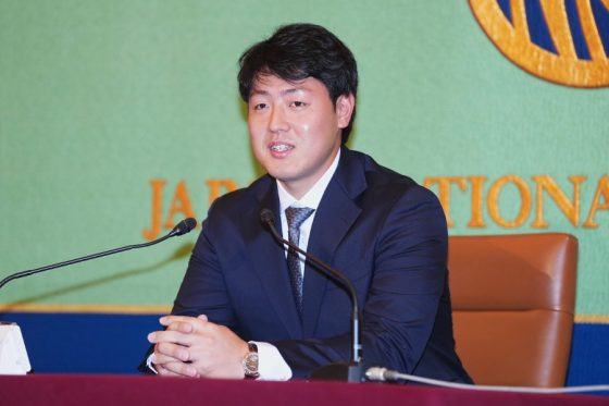 岡本和真が報告会見 「不安はある」明かした葛藤…巨人が退団選手を異例の生配信 | Full-Count 岡本和真が報告会見 「不安はある」明かした葛藤…巨人が退団選手を異例の生配信 | Full-Count