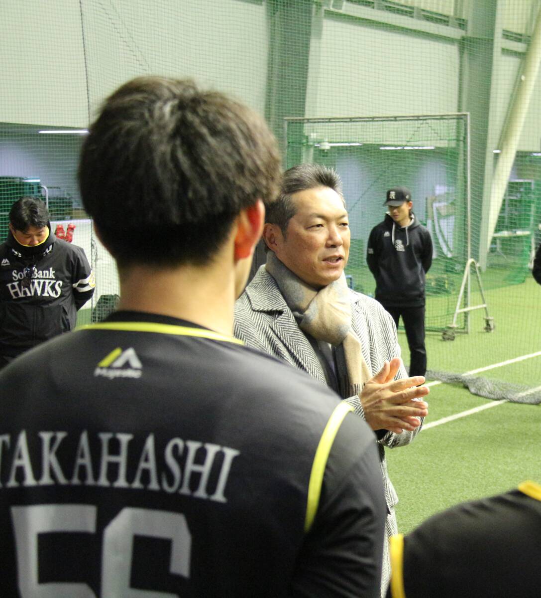 福岡・筑後のタマホームスタジアム筑後を訪れ、新人選手たちに向けて話をするソフトバンク・小久保裕紀監督(カメラ・森口登生)