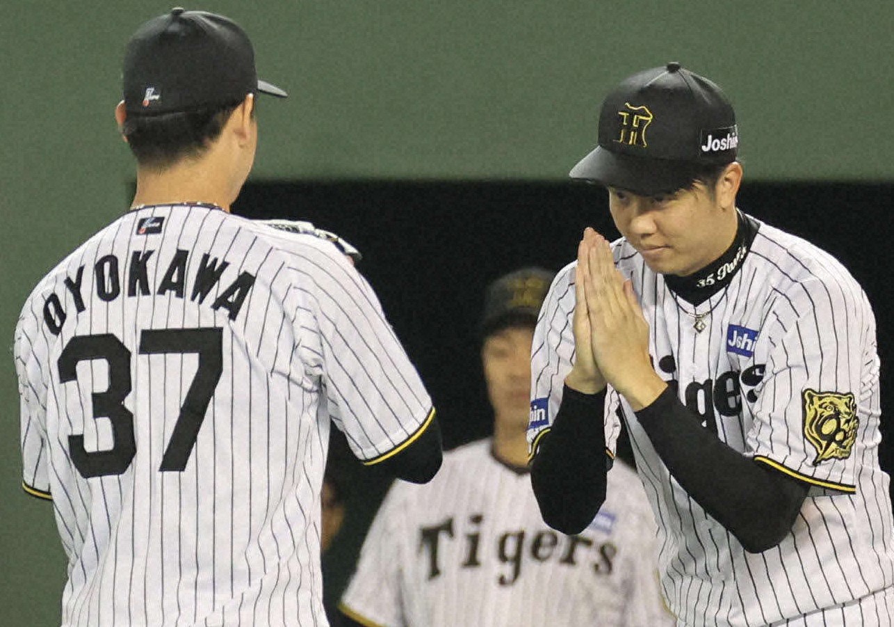 25年5月27日、倉敷で行われたDeNA戦で、7回のピンチを2者連続三振で切り抜け、先発才木から拝まれる