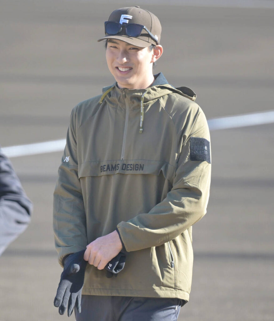 Nippon-Ham Kota Tatsu smiles during training (photographer: Aki Takematsu)