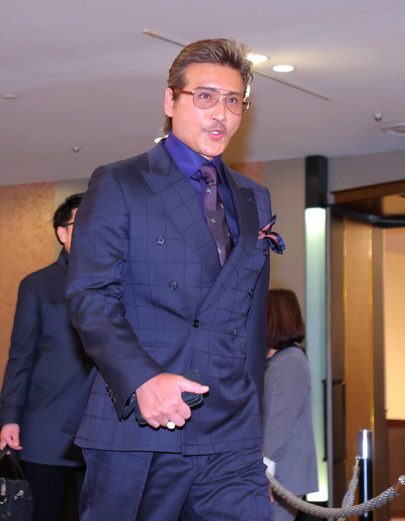 会場入りする日本ハムの新庄剛志監督（カメラ・中島　傑）