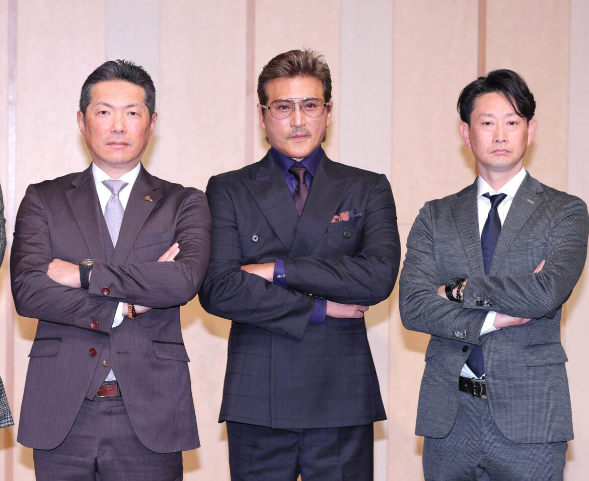 記念撮影をする（左から）小久保裕紀監督、新庄剛志監督、岸田護監督