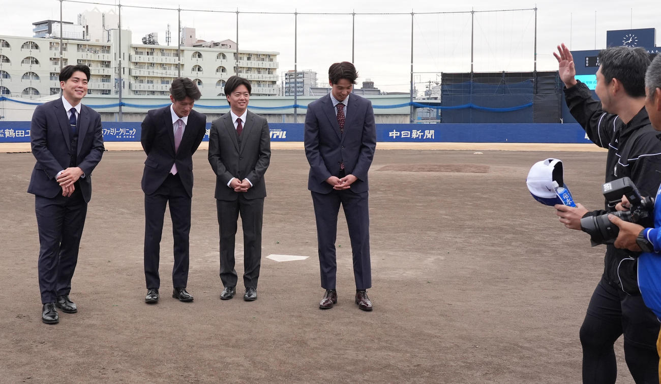 2025年12月　自主トレ中、施設見学に訪れたルーキーに挨拶（右）